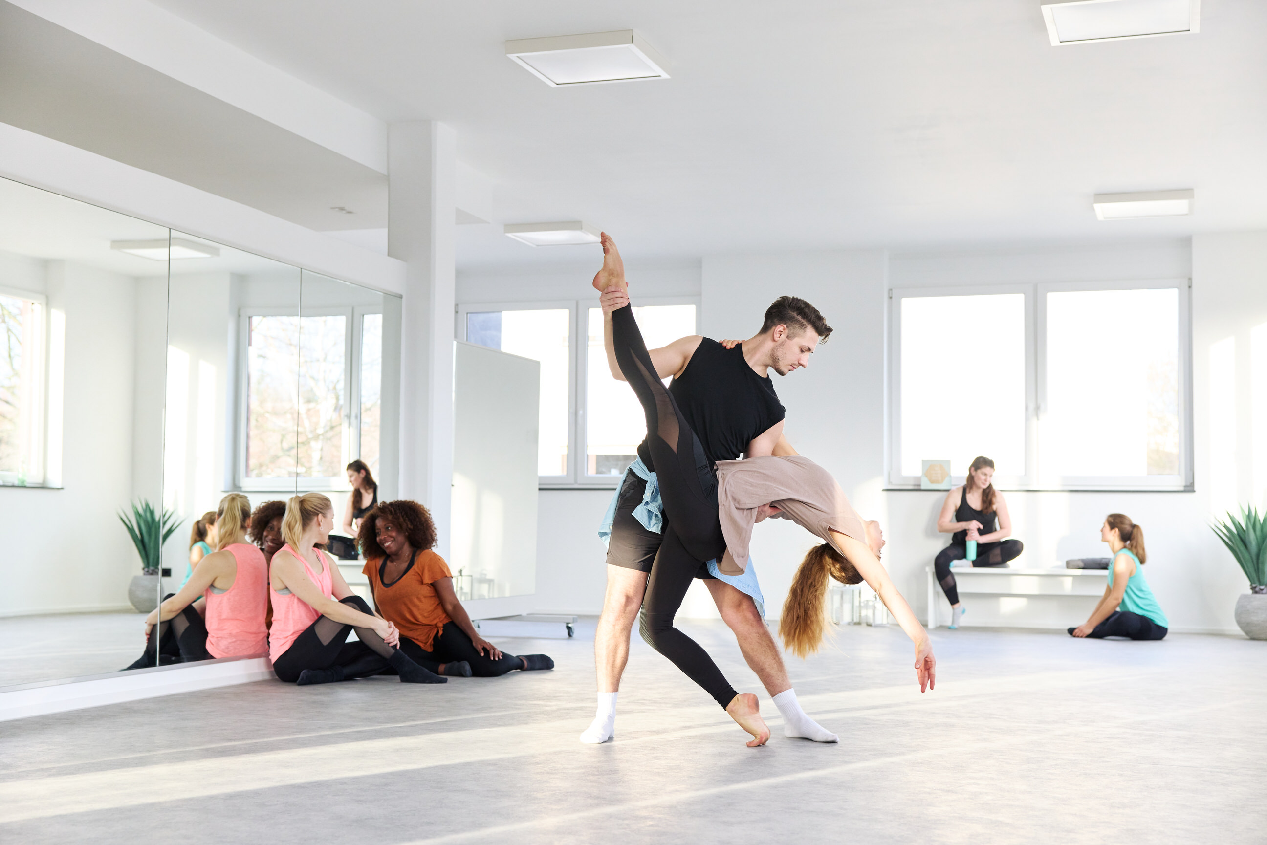 Bild von Tanzsaal mit TänzerInnen