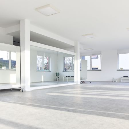 Bild vom hellen, lichtdurchfluteten Tanzsaal 